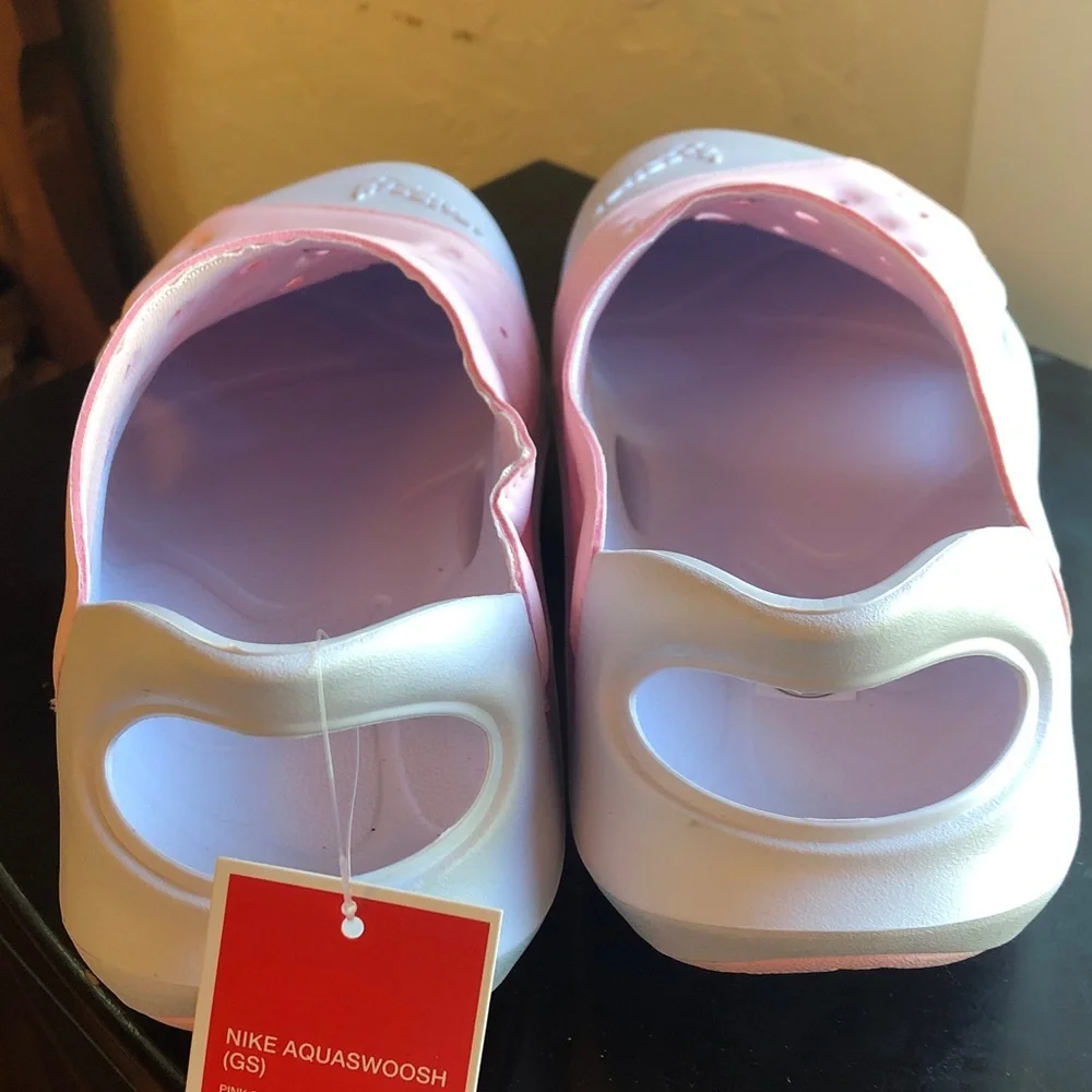 Nike Aquaswoosh sandals size 6 Youth